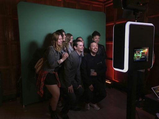 Poser en groupe pour un souvenir partagé